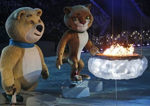 Video: Gấu Bắc Cực rơi lệ thổi tắt ngọn đuốc Olympic Sochi 2014